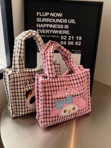 กระเป๋ามินิสี่เหลี่ยมการ์ตูน Mekako น่ารักพร้อมสายสะพายไหล่รากเดี่ยวและซิปปิดซับในผ้าฝ้ายโพลีเอสเตอร์เนื้อนุ่มสําหรับการใช้ลําลอง