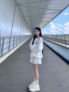 เสื้อสเวตเตอร์คอกลมพิมพ์ลายตัวอักษรสไตล์บัลเล่ต์ฤดูใบไม้ร่วงสำหรับผู้หญิง ทรงหลวม แขนยาว แฟชั่นสตรีท ผ้าฝ้าย 100%