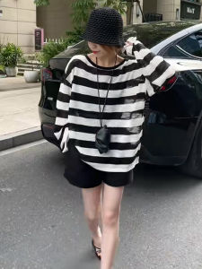 เสื้อถักไหมน้ำแข็งลายทางสำหรับผู้หญิง ฤดูร้อน 2025 สไตล์เกาหลี ลำลอง หลวม น้ำหนักเบา เสื้อตัวบน แขนยาว ปกคอกลม