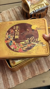 SG 2026 Maxims 740g Double Yolk White Lotus Seed Paste Mooncake Authentic HK Baked Mooncake Gift Box for Mid‑Autumn Gifting