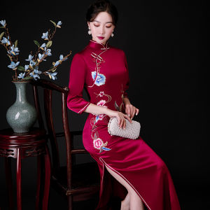 Elegant Red Wedding Dress Embroidered Cheongsam for Mom High Slit Long Sleeve Seven for Wedding Banquet Noble Lady Style