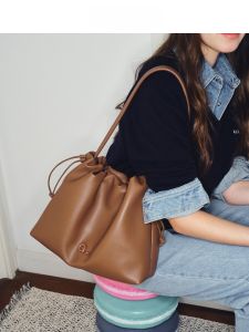 Muva Original Design Soft Leather Folded Shoulder Bag Large Capacity Womens Tote Bag Pillow Shape Magnetic Buckle Closure