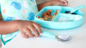 Bumkins Spoon + Fork Set ชุดช้อนส้อมสเตนเลส ด้ามจับซิลิโคน สำหรับน้อง 18 เดือนขึ้นไป สินค้าลิขสิทธิ์แท้ 100% จาก Bumkins Thailand