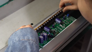 กล่องXIRI กล่องเหลี่ยมเล็ก จักรยานไฟฟ้า แม่บ้าน6mod 36v-48v 18a สายแบบเสียบ มีสายเรียนรู้