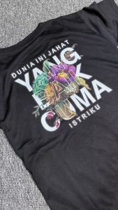 Kaos Terlaris DUNIA INI JAHAT YANG BAIK CUMA ISTRIKU Top Depan Belakang Anime Murah COD Kaos Terbaru Terkini Atasan Pria Dewasa Kaos oblong Hitam COD Kaos Oblong Viral Kaos Murah Gratis Ongkir Kaos Pria Keren Lengan Pendek Shopping Kaos Distro