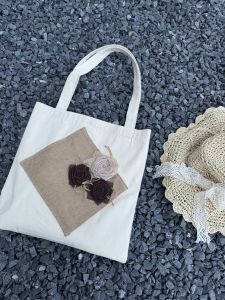 Retro Wabi-sabi กระเป๋าสะพายผ้าใบ Patchwork ดอกไม้ตกแต่ง Zen สไตล์หยาบ ผ้าลินิน นักเรียน กระเป๋าผ้า Double Root Magnetic Buckle