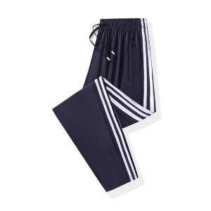 กางเกงกีฬาชายผ้าไหมน้ำแข็งสามแถบบางหลวมยืดหยุ่นแห้งเร็ว กางเกงขายาวทรงตรงลายทางลำลองสำหรับฤดูร้อน