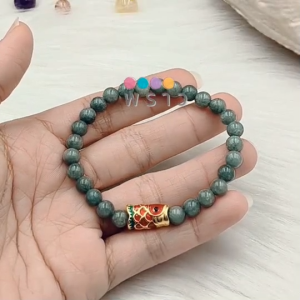 “พราว” สร้อยข้อมือ หินหยกเขียว (Green Jade) 💚💚 เสริมความมั่งคั่งและสุขภาพ ขนาดหิน 6 มิล + ชาร์มปลาคาร์ป (โลหะชุบ) ขนาดยาว 1.5 ซม. เสริมความมั่งคั่งและความโชคดี 🍀