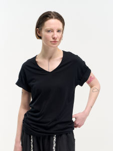 เสื้อยืดคอวีแขนสั้นทรงหลวมสไตล์ย้อนยุค ผ้าโมดอลผสมขนสัตว์ ทรงหลวมสบาย ๆ สำหรับผู้ชาย ฤดูร้อน 2025 เสื้อผ้าทำงาน