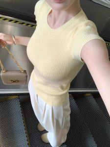 สีเหลือง สลิมฟิต แขนสั้นถัก เสื้อท่อนบน เสื้อฐานแนวตั้ง ลายทาง พื้นผิว เสื้อยืดคอกลมบาง ผู้หญิง ฤดูร้อน สวมใส่ด้านใน