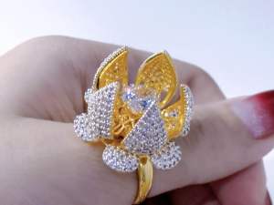 ห่วงเจาะเปิดและปิดแบบกลวงทำจากสเตนเลสสตีลสำหรับผู้หญิงพวงมาลัยแหวนโบราณดอกไม้บานสง่างามตามหลักเรขาคณิตของผู้หญิง