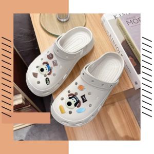 Qkkshop พร้อมส่ง รองเท้าหัวโตเสริมความสูง มี 5 สี สวยทุกสี มาพร้อมอุปกรณ์ตกแต่งรองเท้าน่ารักสุด แมทช์ลุคไหนก็ดูดีไปหมด วัสดุยางนิ่มใส่สบายมาก สาวๆคือต้องมีติดบ้านสักคู่แย้ววว