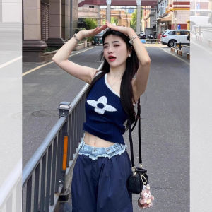 chaqi | เสื้อกั๊กถักแขนกุดทรงสลิมฟิตสำหรับผู้หญิงในช่วงฤดูร้อนปี 2025 ดีไซน์ไหล่เฉียง สไตล์สาวฮอต แขนกุด เสื้อผ้าทำงาน