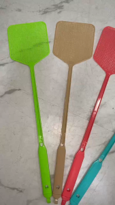 Lightweight Fly Swatter Plastic Mosquito Bug Killer Long Handle Wide Mesh Paddle for Home and Office
