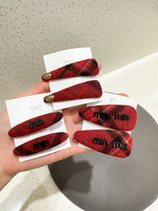 กิ๊บติดผมลายสก็อตสีแดง ทรงปากเป็ด ดีไซน์เก๋ไก๋ สไตล์เกาหลี ใหม่ล่าสุด ปี 2024 กิ๊บติดผมด้านข้าง กิ๊บติดผมหน้าม้า โลโก้ทองขนาดเล็ก