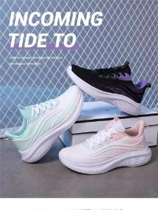 รองเท้าวิ่งผู้หญิงแบบสวมสบายและมีน้ำหนักเบาสำหรับฤดูใบไม้ผลิปี 2024 รองเท้ากีฬาแบบลำลองสำหรับคุณแม่วัยกลางคน รองเท้าวิ่งกันกระแทก