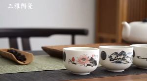 ชุดชงชา กาน้ำชาเซรามิคศิลาดล มีมาพร้อมเเก้วน้ำชาลายปลาทอง 6 ใบ มี 3 รุ่น ราคา 2,900 บาท