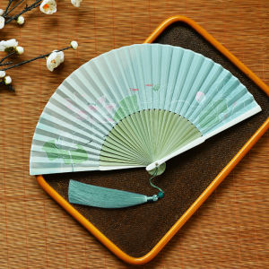 ผ้าปองจีสีเขียวลวดลายดอกบัว พัดจีน ขนาด 8นิ้ว พัดไม้ไผ่ เสริมด้วยน้ำยาเคลือบ เปียโนมอง เห็นประกายมุกจางๆ พัดยี่ปูน พร้อมส่ง