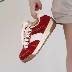 รองเท้าผ้าใบส้นหนาสีแดงสำหรับผู้หญิง รองเท้าผ้าใบส้นแบนแบบสวมสบายสำหรับนักเรียน รองเท้าผ้าใบแบบสวมสบายสำหรับฤดูใบไม้ผลิ