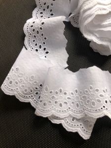 ผ้าลูกไม้เส้น คอตตอน ราคาหลาละ23บาท แต่งขอบ สีขาวริมปัก ฉลุลาย  กว้าง 8cm