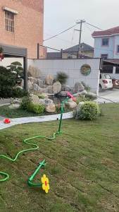 Crazy Dancing Flower Water Sprinklers 360° Rotating Funny Sun Flower Dancing Daisy Lawn Sprinkler for Yard Watering Dogs Playin