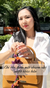 Charm hoa dã quỳ iSeren chất da thật nhập khẩu Pháp phụ kiện treo túi xinh xắn cho nàng tạo gu thời trang cá tính cho nàng giữa đám đông du lịch dạo phố