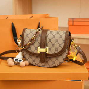 Fashionable Versatile Womens Crossbody Bag Single Shoulder Bag Spring Summer Trendy Mobile Phone Bag PU Leather Zipper Closure