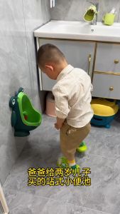 Bô tiểu đứng cho bé trai Bồn tiểu cho bé dán tường hình ếch