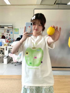T-Shirt Wanita Putih Lengan Pendek - Motif Apel & Huruf Inggris Katun Premium Bernapas Adem Seperti Sutra Es Desain Oversize Slim Fit Tren Terbaru 2025 Baju Kekinian Gaya Korea-Jepang Viral Ukuran Besar Efek Langsing Nyaman Kerah Bulat Pullover Top