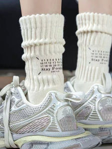 ถุงเท้าผู้ชายผ้าฝ้ายผสมลวดหนาสไตล์ย้อนยุคแบบยาวครึ่งแข้งลายตัวอักษรสำหรับฤดูใบไม้ร่วงและฤดูหนาว