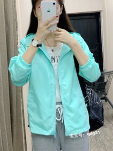 2024 ใหม่สไตล์ผู้หญิงหลวม Fit เสื้อแจ็คเก็ตขนาดใหญ่โพลีเอสเตอร์ Hooded เสื้อผ้าทํางานพร้อมซิปสําหรับฤดูใบไม้ร่วงฤดูใบไม้ผลิบางส่วน