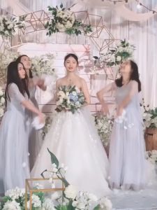 Bộ 100 Cánh Hoa Hồng Bằng Vải Lụa Trang Trí Phòng Cưới Nơi Tỏ Tình Cực Lãng Mạn