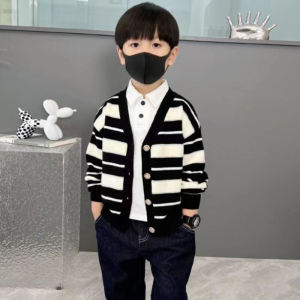 เสื้อสเวตเตอร์คาร์ดิแกนคอวีลายทางสำหรับเด็กชาย ผ้าถัก ทรงหลวม แขนยาว ปกติ โพลีเอสเตอร์ เสื้อผ้าเด็กสไตล์เกาหลี
