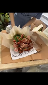 กระดาษห่อช่อดอกไม้  20 แผ่น/แพ็ค  30x45cm สีขาวมีข้อความ  วัสดุกันน้ำ  ของขวัญวันวาเลนไทน์สำหรับแฟนสาว