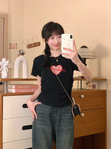 เสื้อยืดคอกลมแขนสั้นลายสก็อตสีแดงสำหรับผู้หญิงพร้อมตะเข็บปักลายหัวใจ ทรงเข้ารูป ทรงเข้ารูป เสื้อผ้าทำงานสไตล์เกาหลี