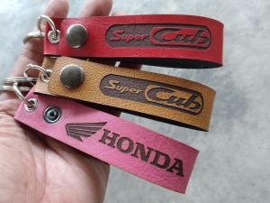 พวงกุญแจหนัง HONDASUPER CUB ยิงเลเซอร์ โลโก้ มอเตอรไซค์ พวงกุญแจ ฮอนด้า มอเตอร์ สำหรับ BIKER KEYCHAIN