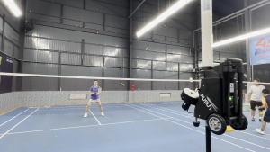 PUSUN PB-MINl PRO Upgrade Badminton Launcher Machine APP Remote Control Badminton Feeding Shooting Machine for Beginner Players，4-6 Hours Horizontal Swing Random Balls Throughout the Field