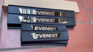 Ốp Bậc Ngoài [ Bộ 4 miếng]  Nẹp Bước Chân Ngoài Everest 2023 - 2026 - MẪU NHỰA 3D cao cấp trùm hết bậc cửa