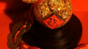 น้ำเต้าดูดทรัพย์ ทองคำเปลวในน้ำมัน แขวนเหรียญจีนโบราณ เสริมฮวงจุ้ยเรียกทรัพย์ พร้อมฐานและกล่องผ้า