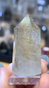 发晶柱 · rutile tower point 1. 风水摆设:放办公桌右上角或家中财位子