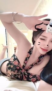 เสื้อเกาะอกสีดำลายดอกไม้ เปิดไหล่ ดีไซน์ผูกโบว์กลางอกหรือผูกคล้องคอได้ ผ้าโพลิเอสเตอร์ หลังสม็อคยางยืด เสื้อครอป #108