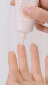 Kem chống nắng màu trắng giúp nâng tông da chặn cả tia UV và ánh sáng xanh từ điện thoại máy tính tivi - Atomy Absolute Snow Tone Up Essence Sun 50ml - 애터미 앱솔루트 스노우 톤업 에센스 선