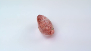 2.38 กะรัต สตรอว์เบอร์รีควอตซ์ พลอยทรงรีธรรมชาติ 100% ไม่ผ่านความร้อน