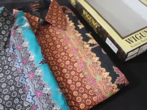 Kemeja Pria Batik Wiguno Semi Sutra Lengan Panjang