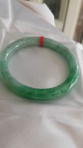 Vòng Cẩm Thạch tự nhiên mới Đậu Lý Sao 53mm x chột 8mm cao cấp sịn bóng đẹp màu xanh đậu lý tươi sáng bông trắng xanh nhẹ đẹp bóng nữ 52kg - 60kg đeo rất đẹp sang tay món quà tặng Mẹ tặng vợ người phụ nữ yêu quý may mắn ý nghĩa có 2980k ạ