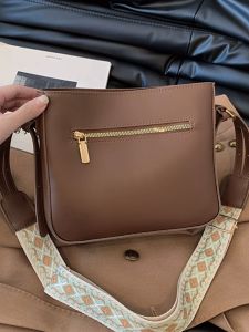 Casual Hiya Bucket Bag with Contrast Color Retro Style Soft Surface Shoulder Crossbody Satchel for Youths