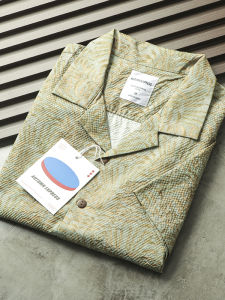 เสื้อเชิ้ตแขนสั้นทรงหลวมสไตล์ฮาราจูกุสำหรับผู้ชายในช่วงฤดูร้อน สไตล์บาร็อคพิมพ์ลายดอกไม้คอปูน ผ้าโพลีเอสเตอร์ ความยาวปกติ