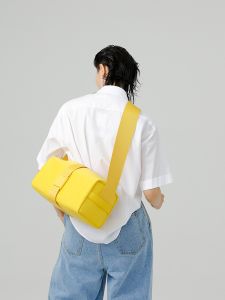 Fashionable Alloy Travel Swimming Fitness Bag with Colorful Ribbon Toast Strap Durable Nylon Crossbody Bag for Daily Use