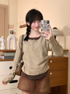 ผู้หญิง สลิมฟิต เสื้อยืดแขนยาวเย็บปะติดปะต่อติดกระดุม ผ้าขนแกะ เรียงรายความยาวสั้น ผ้าฝ้าย Blend Workwear Style Ruched Detail