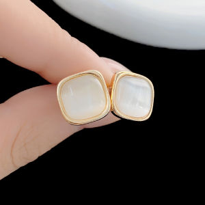 ต่างหูทรงสี่เหลี่ยมลายตาแมวสไตล์เรโทรหรูหรา ดีไซน์ใหม่ปี 2024 เครื่องประดับแฟชั่นสำหรับผู้หญิง